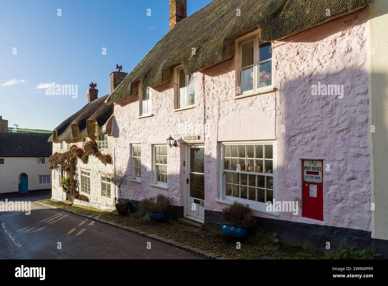 Chalets de chaume le long de la High Street dans le village rural de Stogumber dans le Somerset, en Angleterre. Banque D'Images