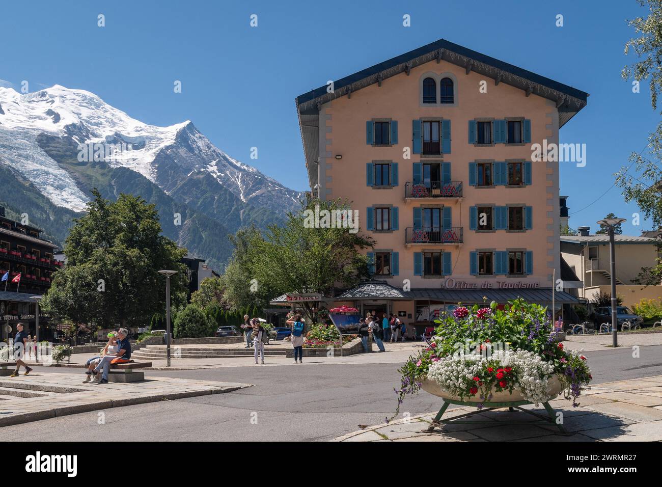 Place du Triangle de l'amitié avec l'Office de Tourisme et la montagne du Mont Blanc en arrière-plan en été, Chamonix, haute Savoie, France Banque D'Images