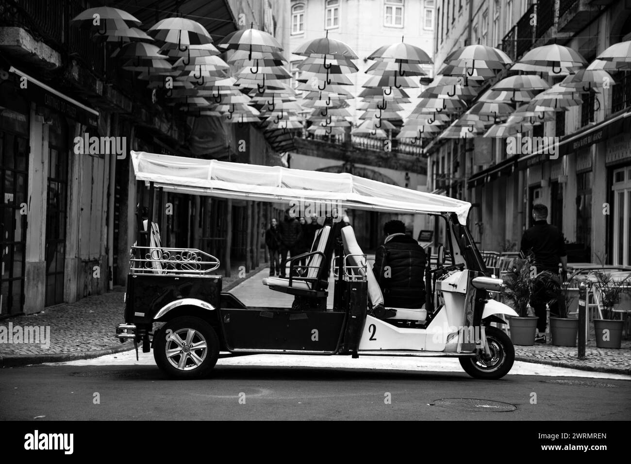 La photo en noir et blanc capture le charme de la rue rose de Lisbonne Banque D'Images