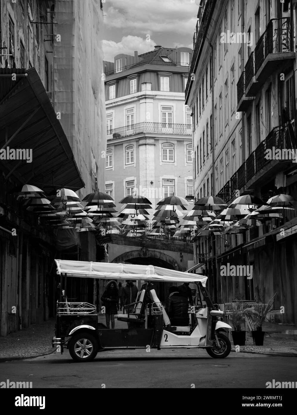 La photo en noir et blanc capture le charme de la rue rose de Lisbonne Banque D'Images