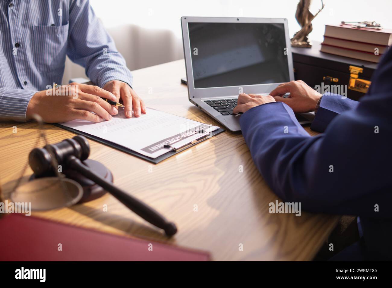 le contrat a été placé sur la table à l'intérieur du bureau du conseiller juridique, prêt pour que les investisseurs signent le contrat pour embaucher une équipe d'avocats pour fournir des conseils juridiques Banque D'Images