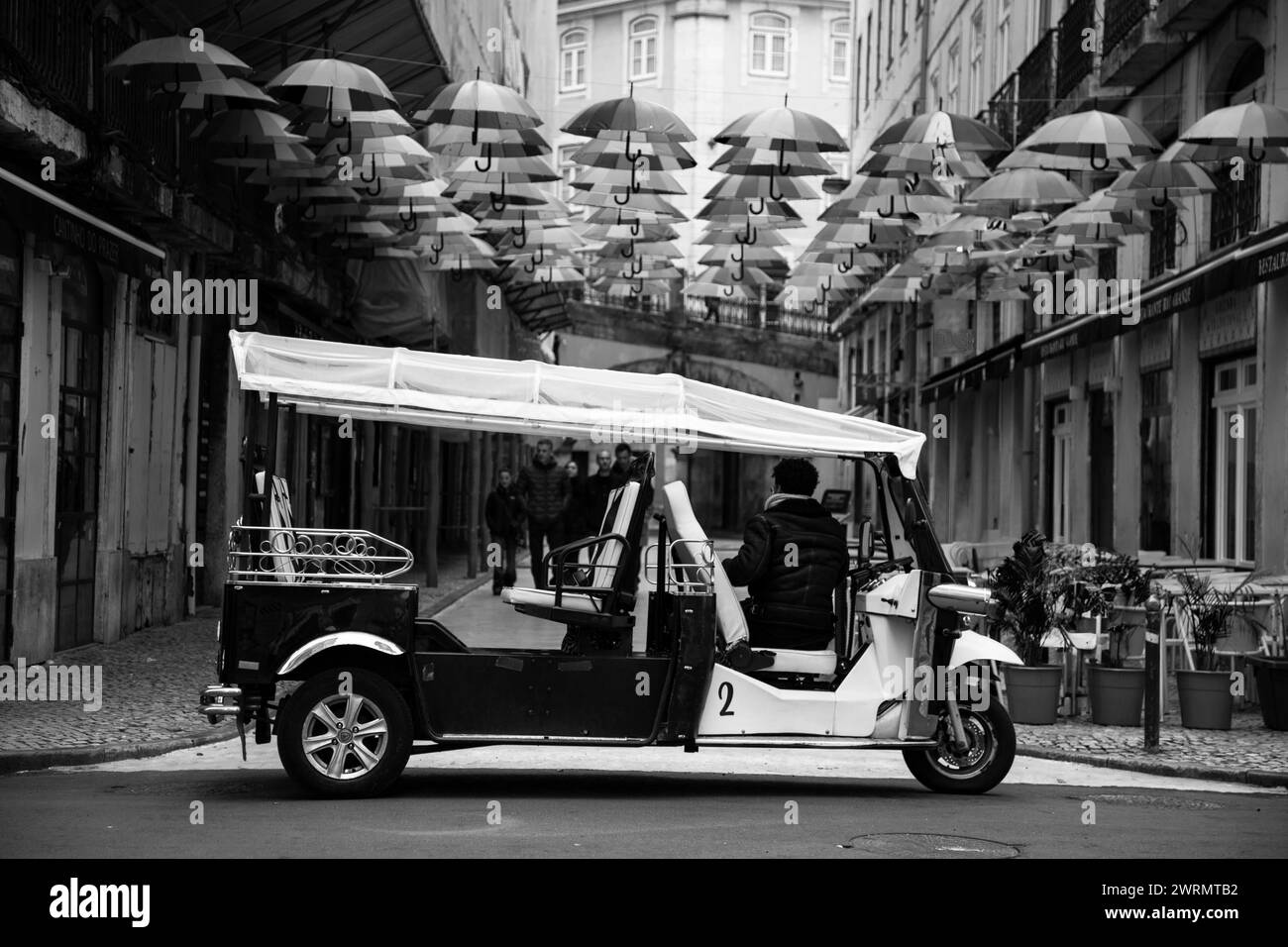La photo en noir et blanc capture le charme de la rue rose de Lisbonne Banque D'Images