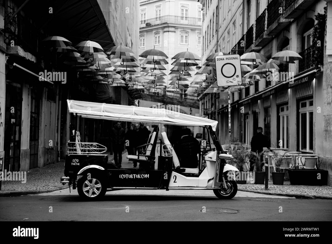 La photo en noir et blanc capture le charme de la rue rose de Lisbonne Banque D'Images