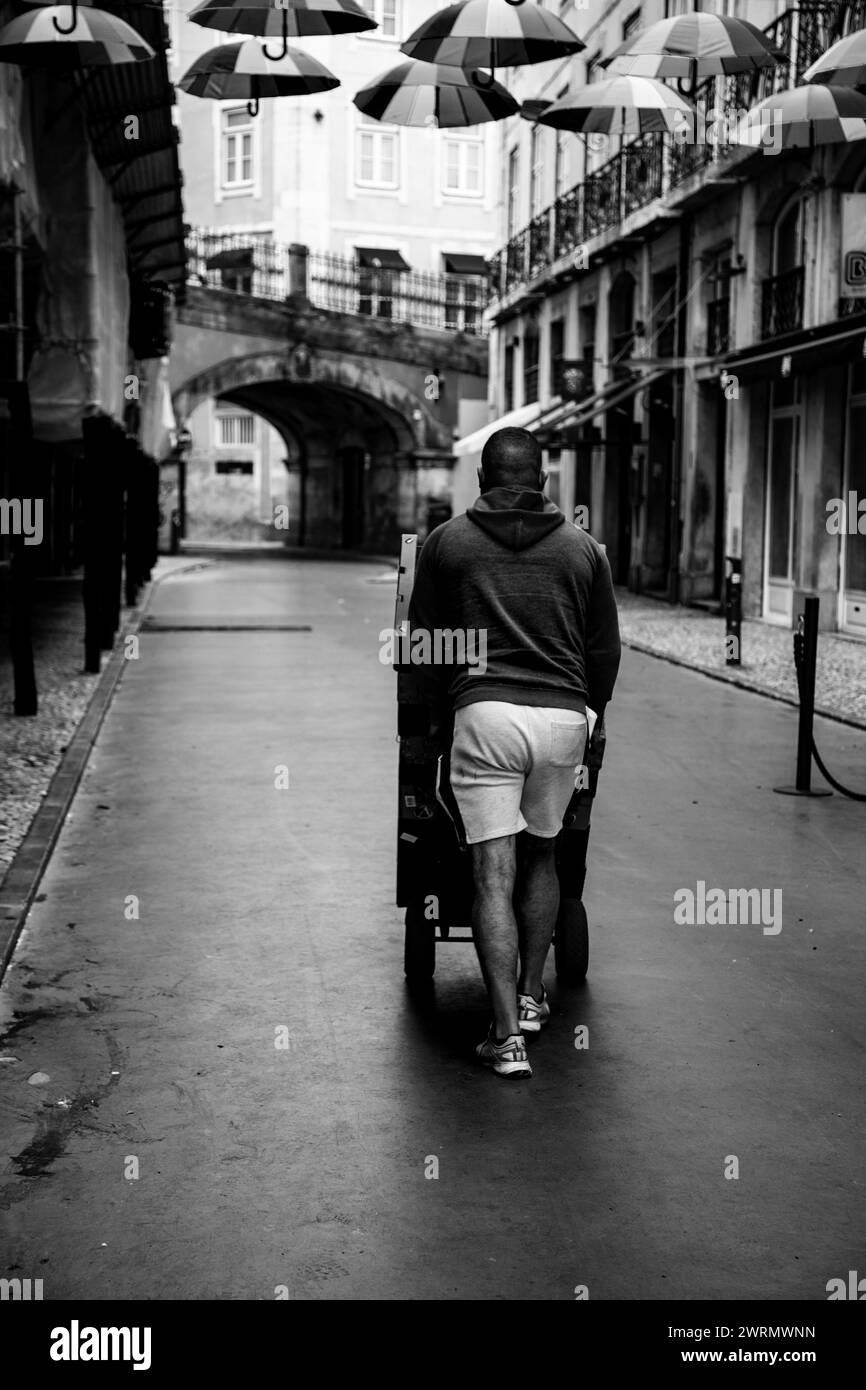 La photo en noir et blanc capture le charme de la rue rose de Lisbonne Banque D'Images