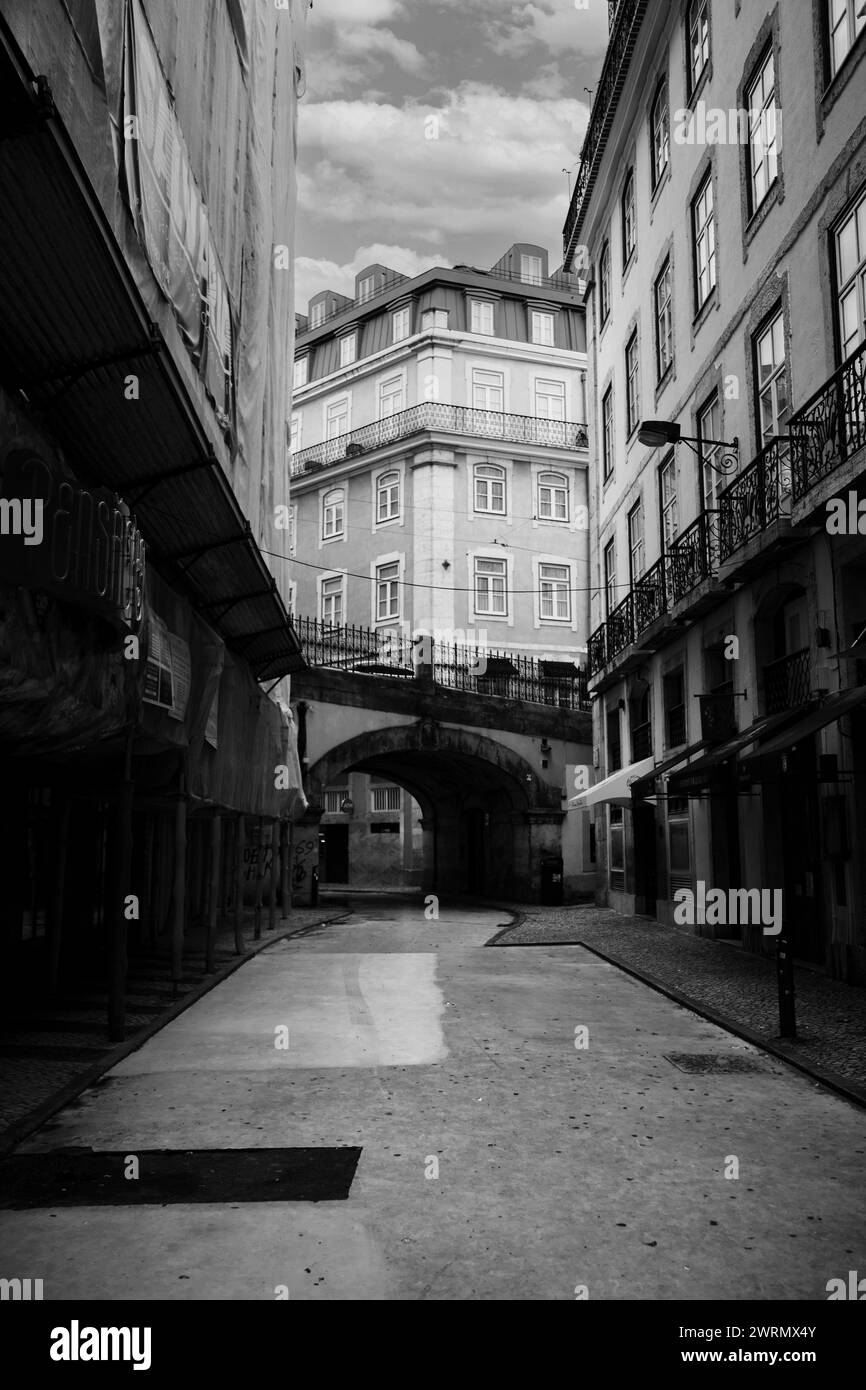 La photo en noir et blanc capture le charme de la rue rose de Lisbonne Banque D'Images