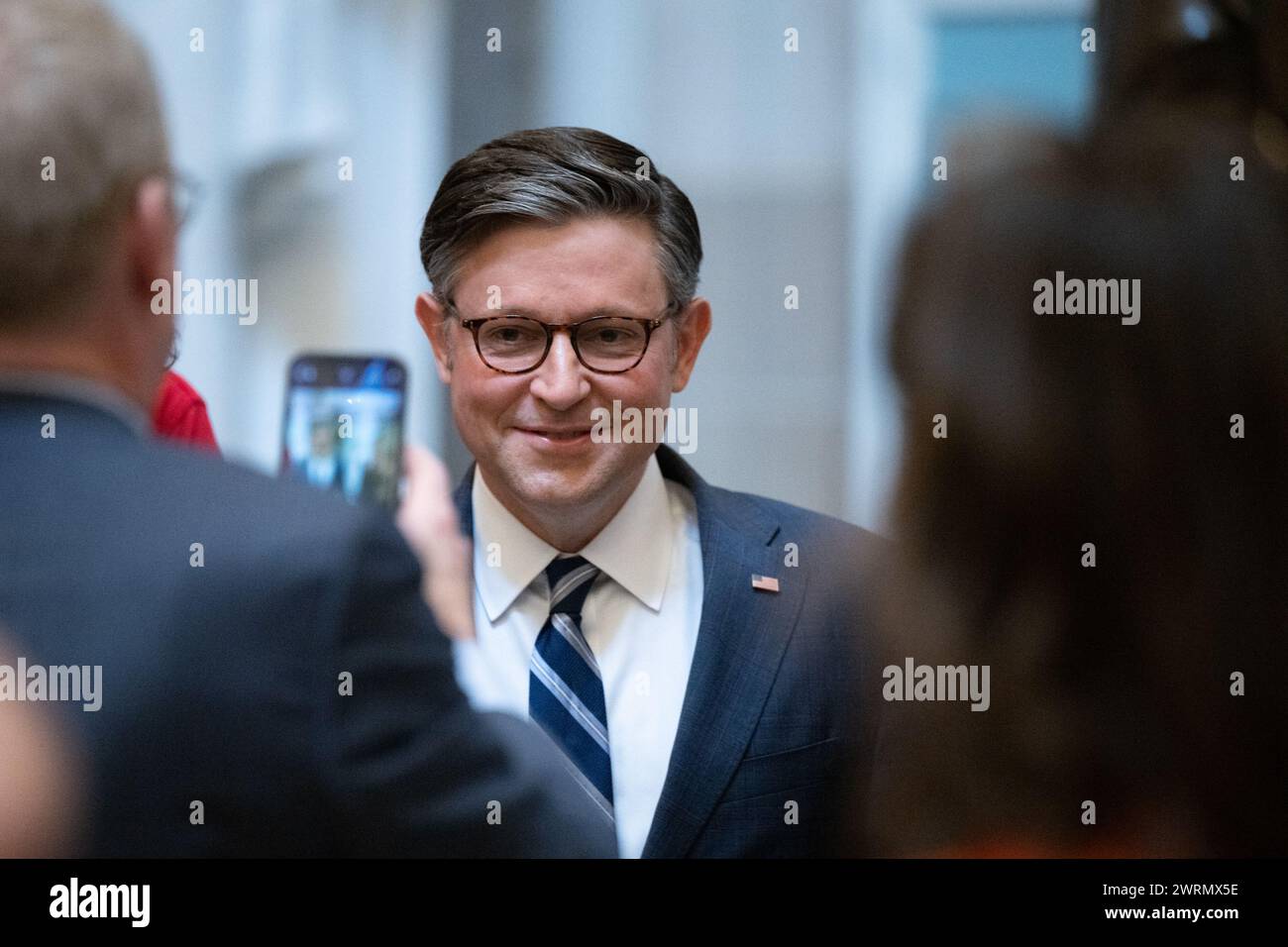 Washington, États-Unis d'Amérique. 13 mars 2024. Le président de la Chambre des représentants des États-Unis Mike Johnson (républicain de Louisiane) prend des photos avec un groupe scolaire dans le Capitole des États-Unis à Washington, DC le mercredi 13 mars 2024. Crédit : Annabelle Gordon/CNP/Sipa USA crédit : Sipa USA/Alamy Live News Banque D'Images