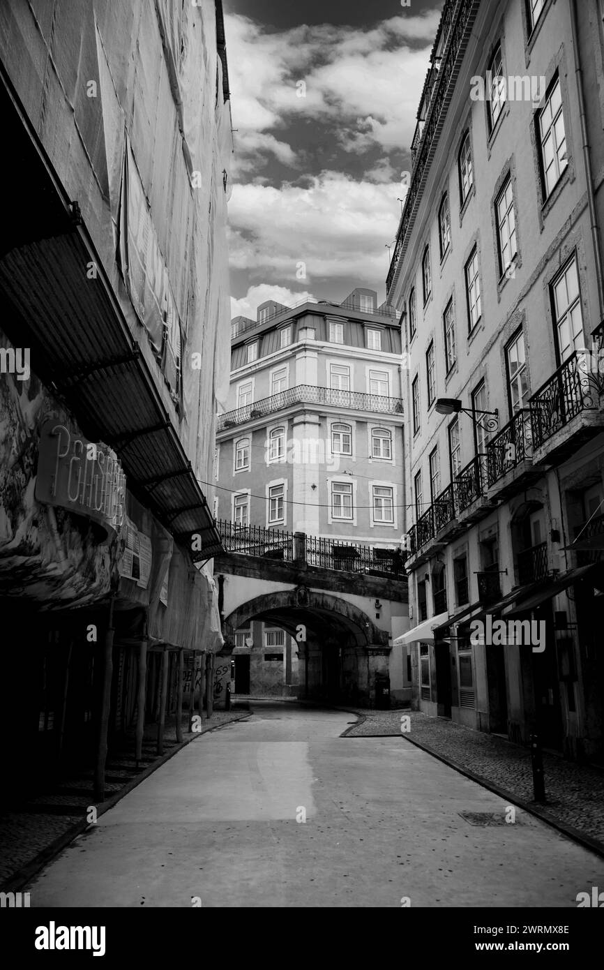 La photo en noir et blanc capture le charme de la rue rose de Lisbonne Banque D'Images