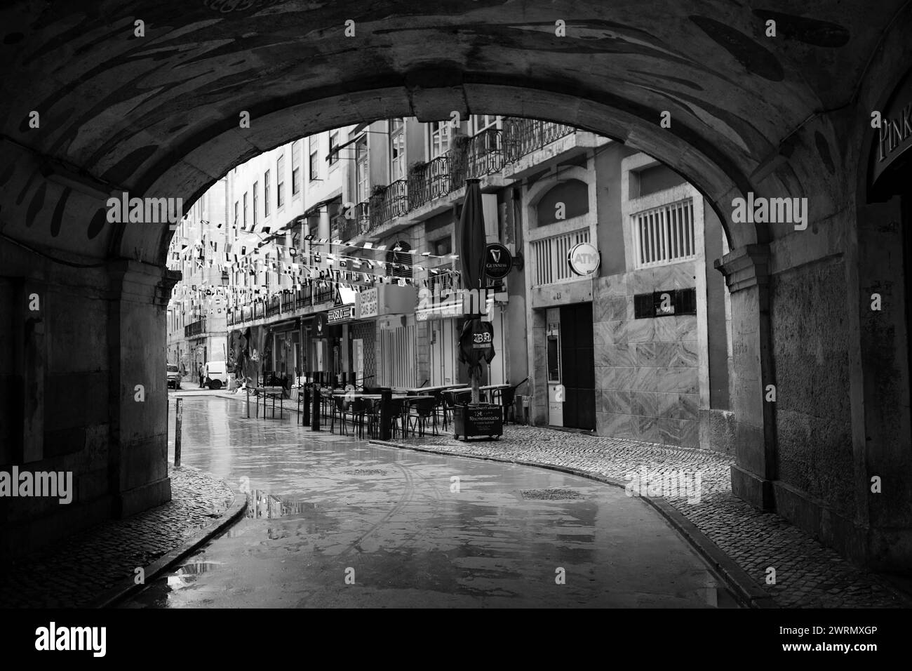 La photo en noir et blanc capture le charme de la rue rose de Lisbonne Banque D'Images