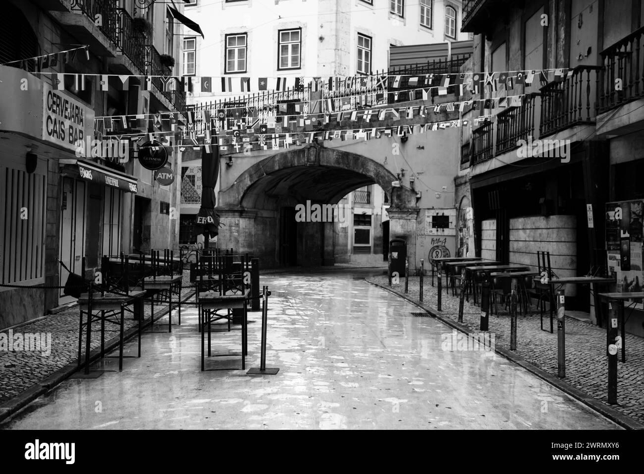 La photo en noir et blanc capture le charme de la rue rose de Lisbonne Banque D'Images