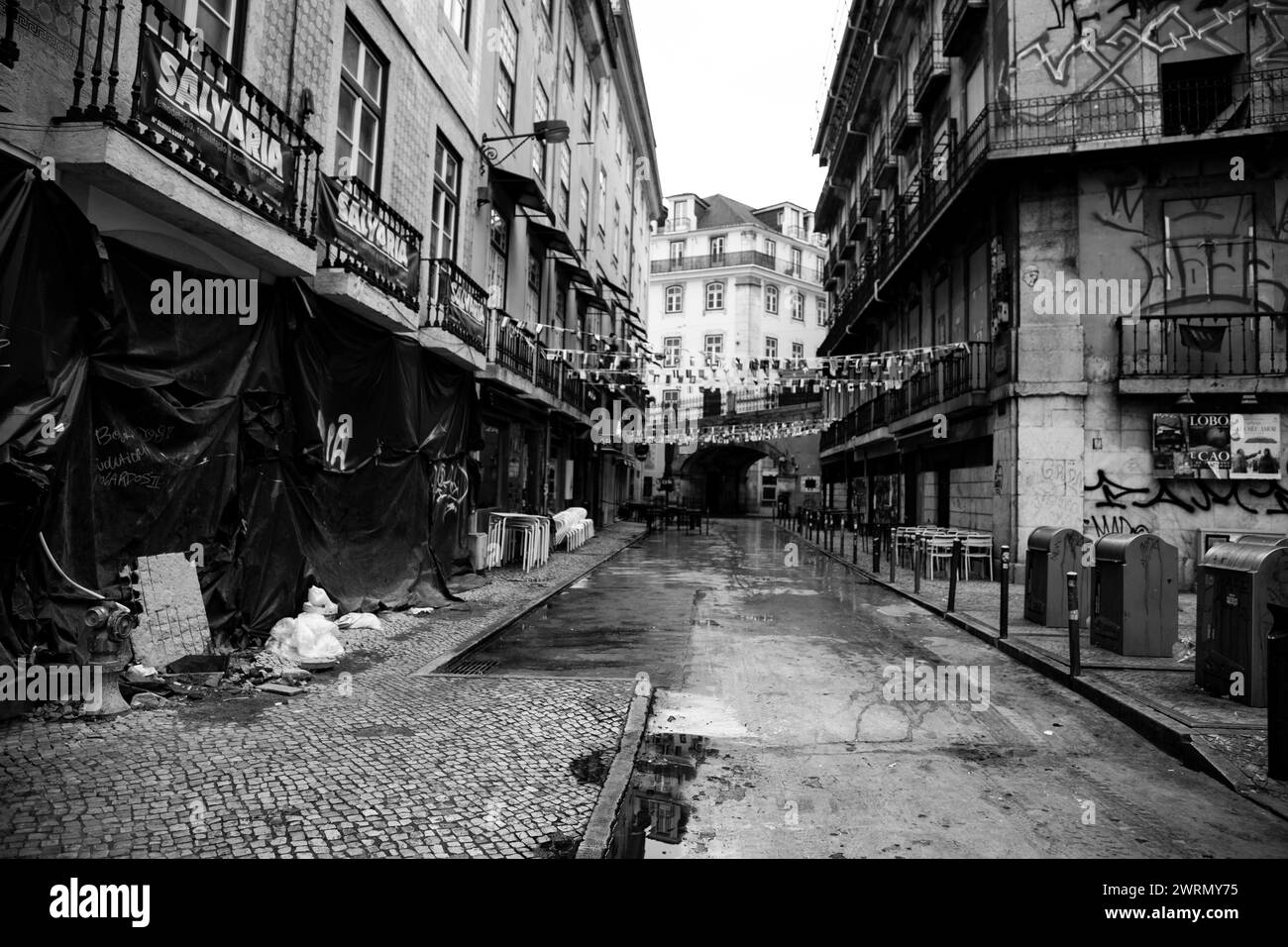 La photo en noir et blanc capture le charme de la rue rose de Lisbonne Banque D'Images