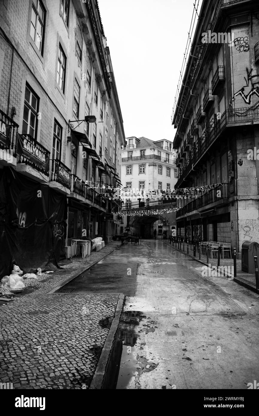 La photo en noir et blanc capture le charme de la rue rose de Lisbonne Banque D'Images