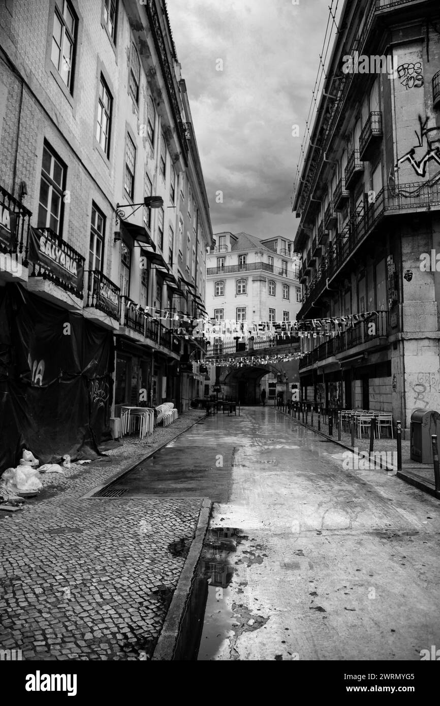 La photo en noir et blanc capture le charme de la rue rose de Lisbonne Banque D'Images
