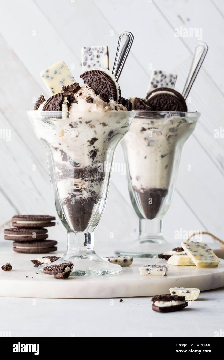 Deux parfaits de crème glacée aux biscuits au chocolat, prêts à manger. Banque D'Images