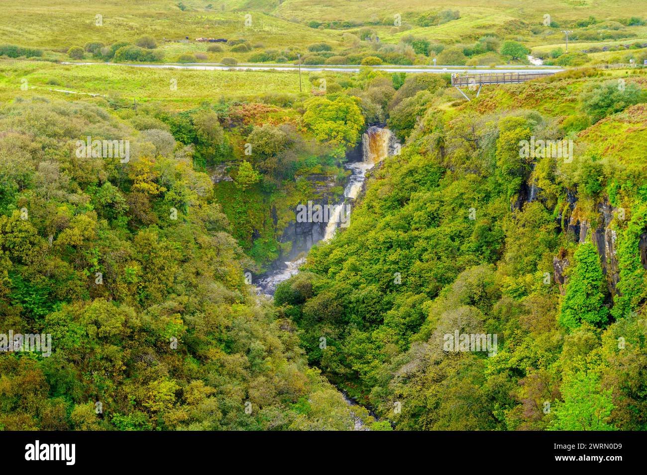 Vue sur le paysage et les chutes de Lealt, sur l'île de Skye, dans les Hébrides intérieures, en Écosse, au Royaume-Uni Banque D'Images