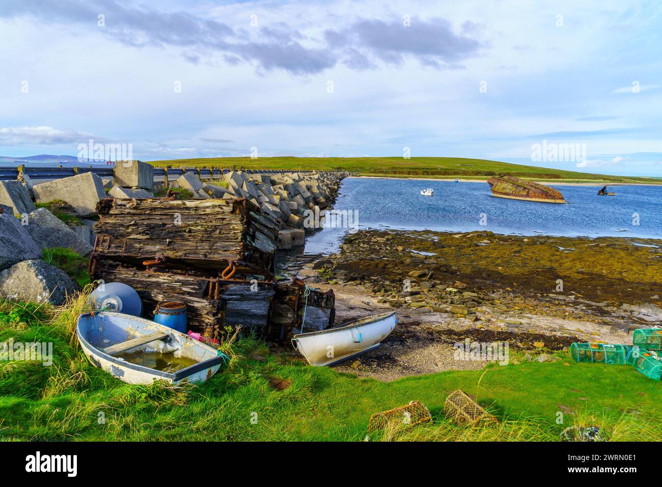 Vue du pont-jetée et des naufrages (SS Reginald Blockship), dans les îles Orcades, Écosse, Royaume-Uni Banque D'Images
