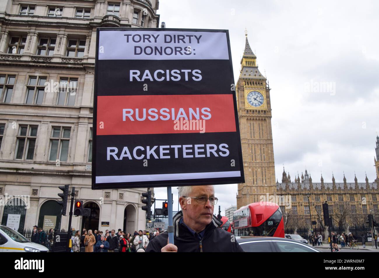 Londres, Royaume-Uni. 13 mars 2024. Des militants anti-conservateurs se sont rassemblés sur la place du Parlement pour leur manifestation hebdomadaire alors que Rishi Sunak faisait face aux questions du premier ministre. Crédit : Vuk Valcic/Alamy Live News Banque D'Images