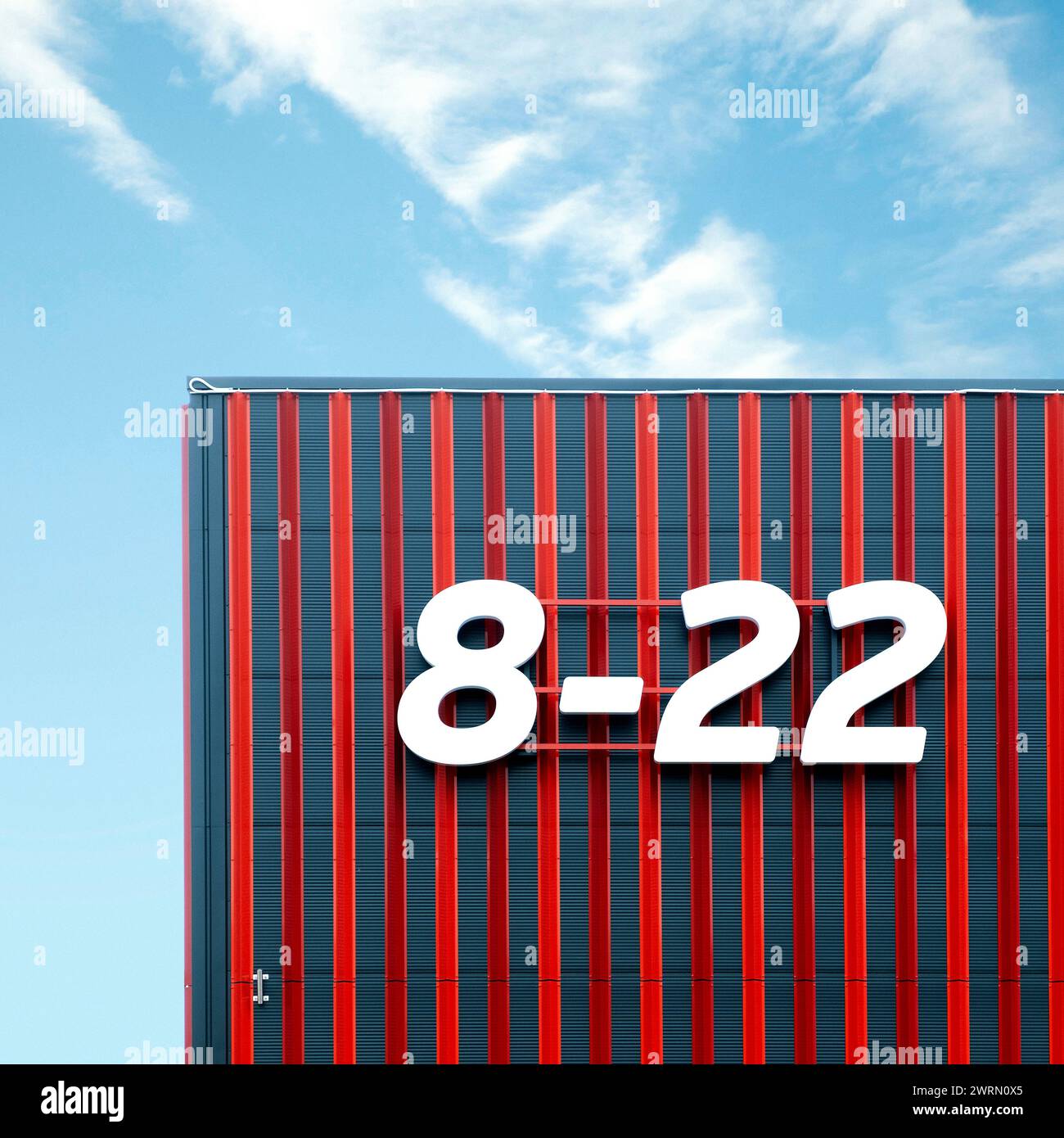 Image d'architecture abstraite avec des heures de travail sur le mur de supermarché, extérieur rouge du bâtiment moderne Banque D'Images