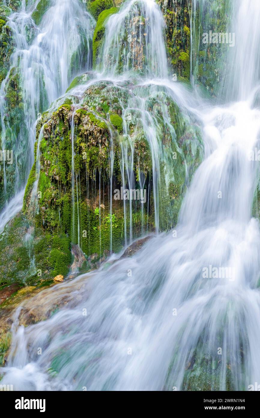 Chemin Paseo del Molinar, Cascade de la rivière Molinar, Tobera, Parc naturel Montes Obarenes-San Zadornil, Las Merindades, Burgos, Castilla y León, Espagne, UE Banque D'Images