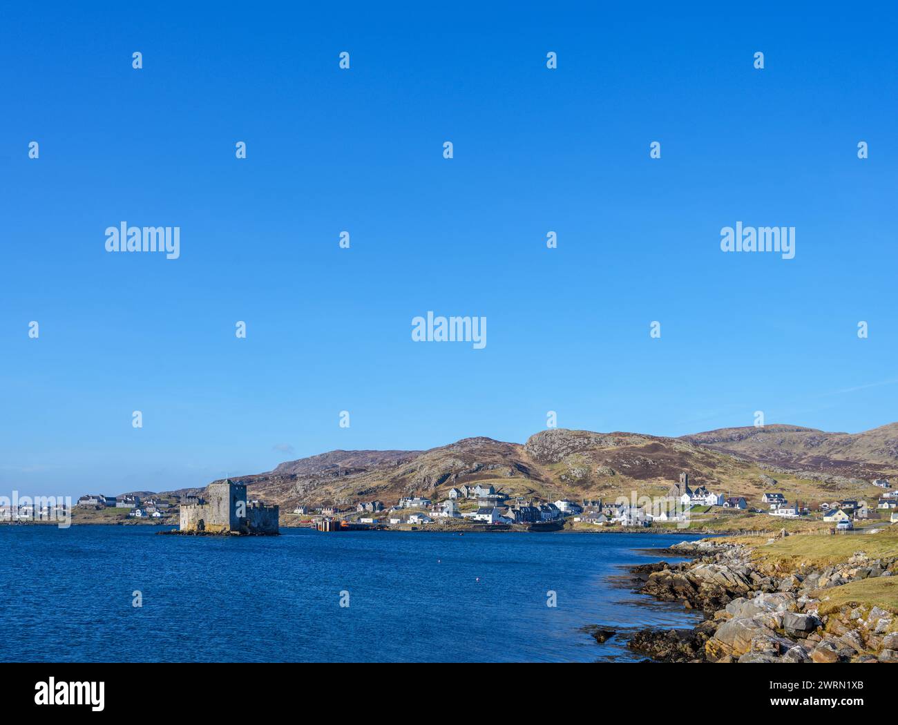 Vue sur le village de Castlebay et le château de Kisimul, île de Barra, Hébrides extérieures, Écosse, Royaume-Uni Banque D'Images