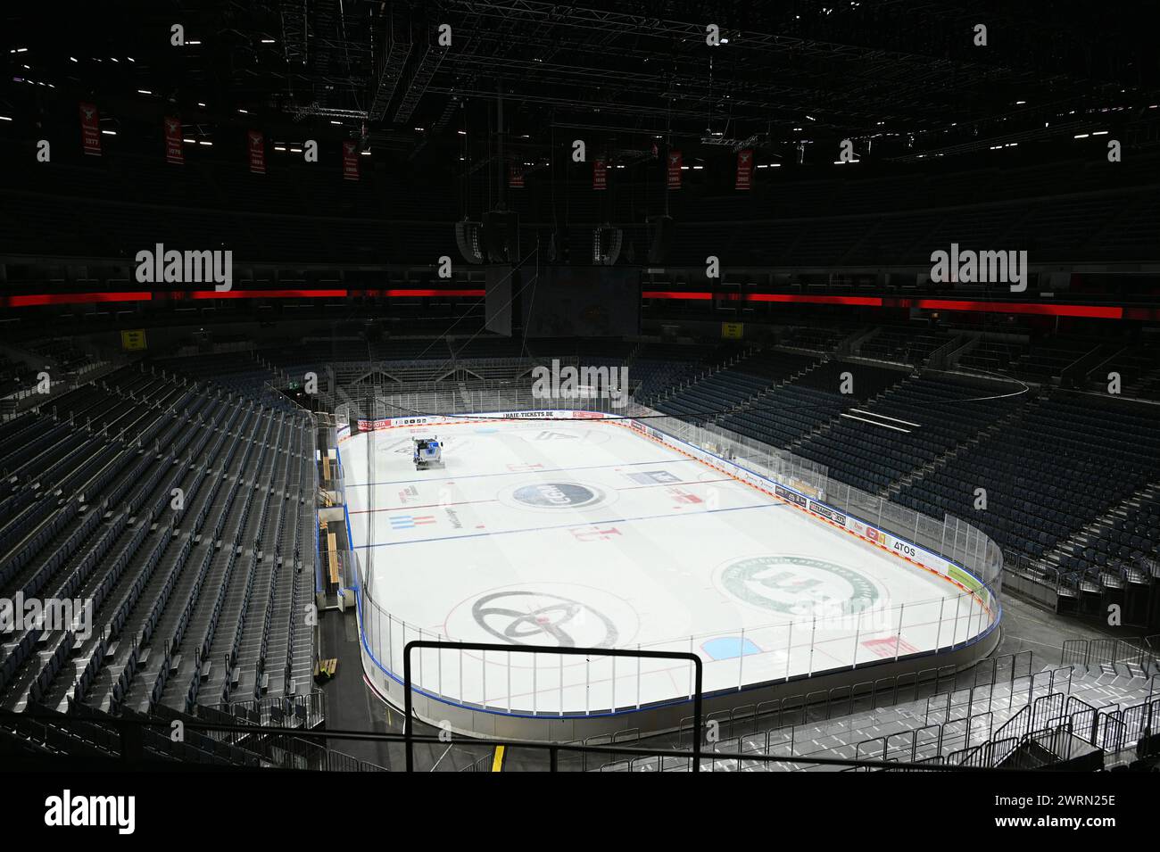 Cologne, Allemagne. 13 mars 2024. Plan intérieur de la LanxessArena encore vide à Cologne avec terrain de hockey sur glace avant le match à domicile de la KEC Kölner haie crédit : Horst Galuschka/dpa/Alamy Live News Banque D'Images