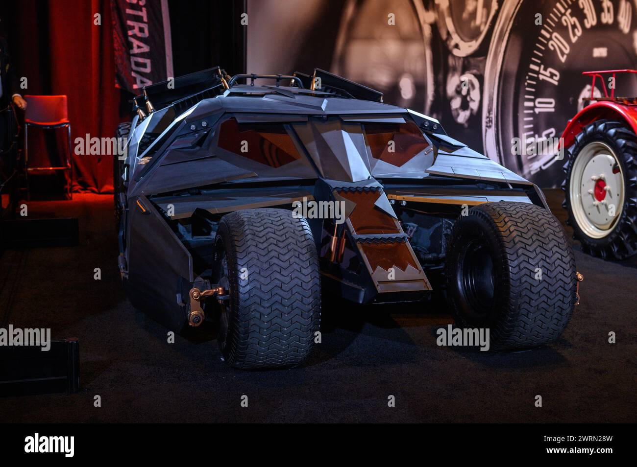 Toronto, ON, Canada - 16 février 2024 : Batmobile Tumbler Dark Knight Replica est présenté au Metro Toronto Convention Centre Banque D'Images
