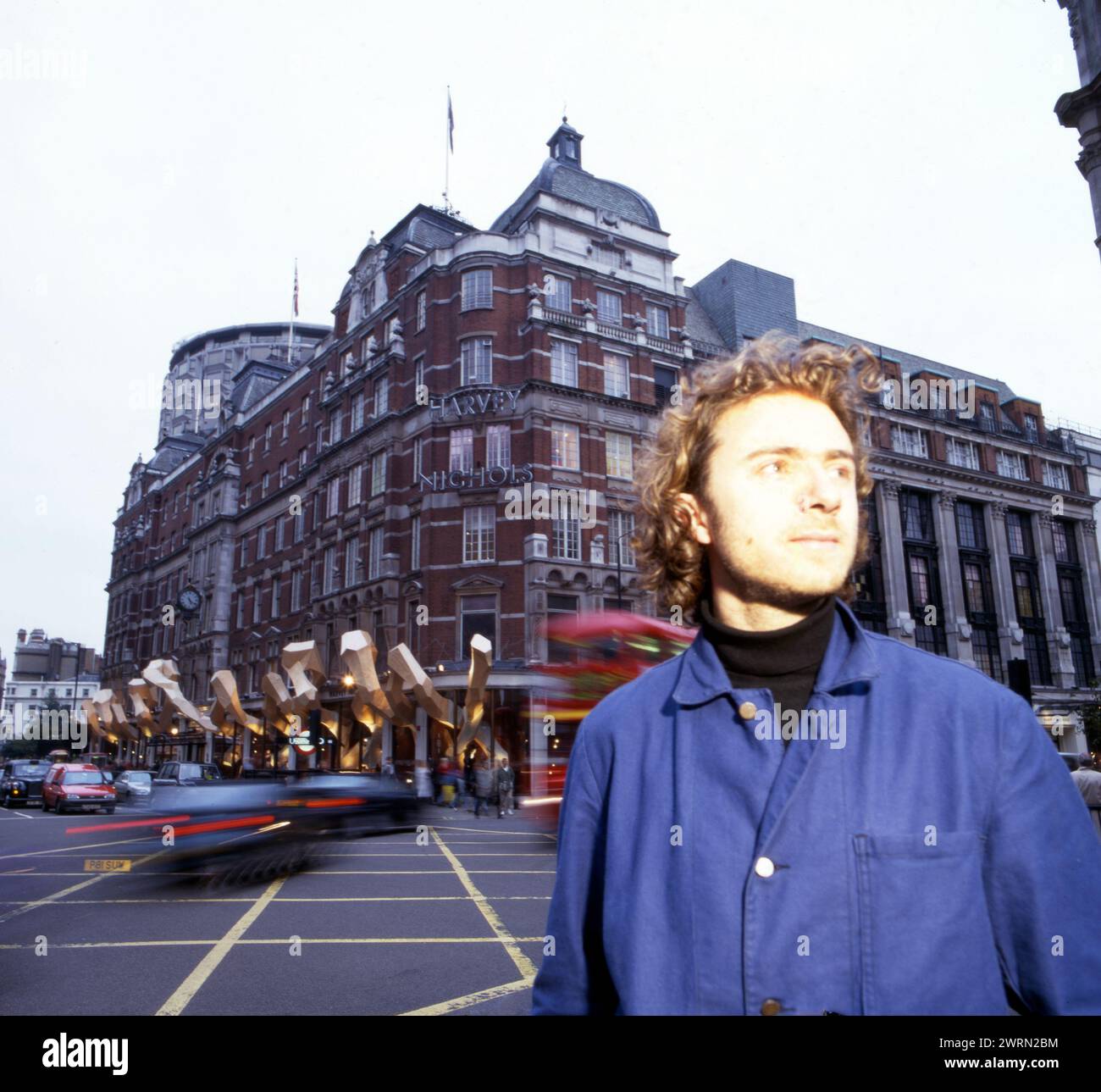Portrait du designer Thomas Heatherwick avec son installation 'Autumn intrusion' chez Harvey Nichols pour la Fashion week de Londres en 1997 Banque D'Images
