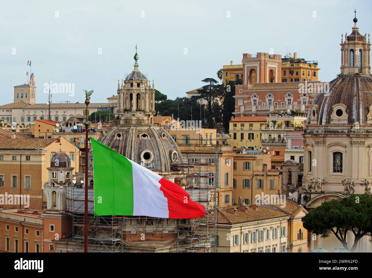 Vue surélevée de la ville de Rome avec différentes basiliques et drapeaux italiens Banque D'Images