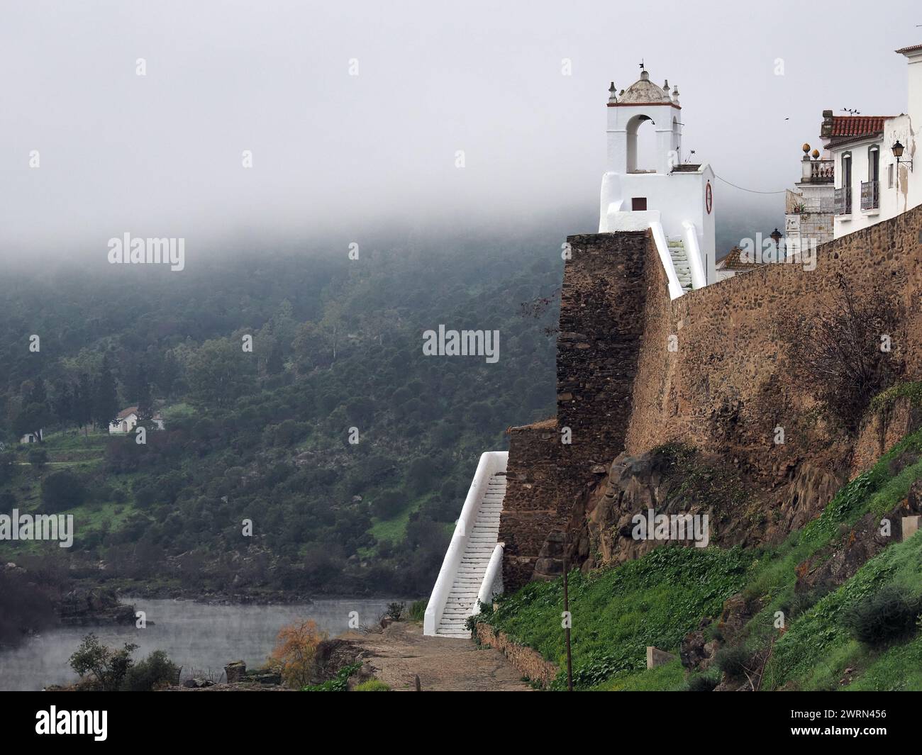 El Municipio de Mértola, en Portugal, el paso por él del Río Guadiana, y algunos de los monumentos que se sitúan en sus orillas Banque D'Images