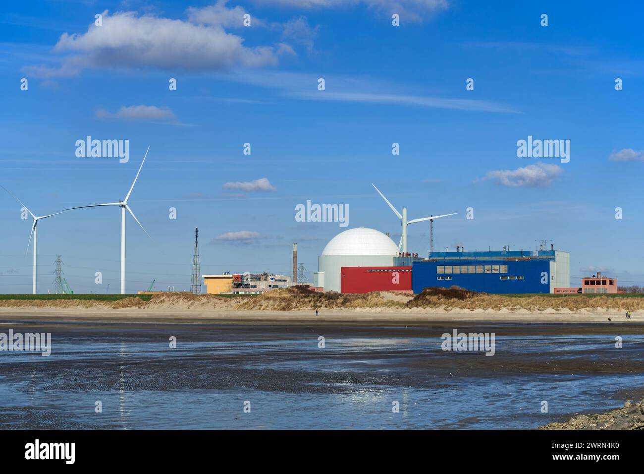 Centrale nucléaire de Borssele avec réacteur à eau sous pression (PWR), seule centrale nucléaire pour la production d'électricité aux pays-Bas à Zeeland Banque D'Images Centrale nucléaire de Borssele avec réacteur à eau sous pression (PWR), seule centrale nucléaire pour la production d'électricité aux pays-Bas à Zeeland Banque D'Images