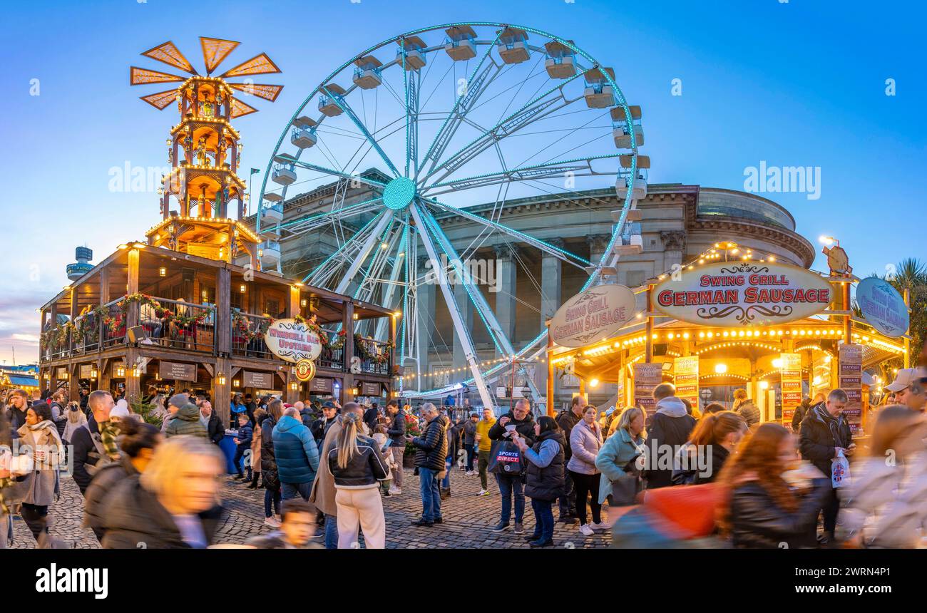 Vue sur la grande roue et le marché de Noël, équipé Georges Hall, Liverpool City Centre, Liverpool, Merseyside, Angleterre, Royaume-Uni, Europe Copyright : Banque D'Images