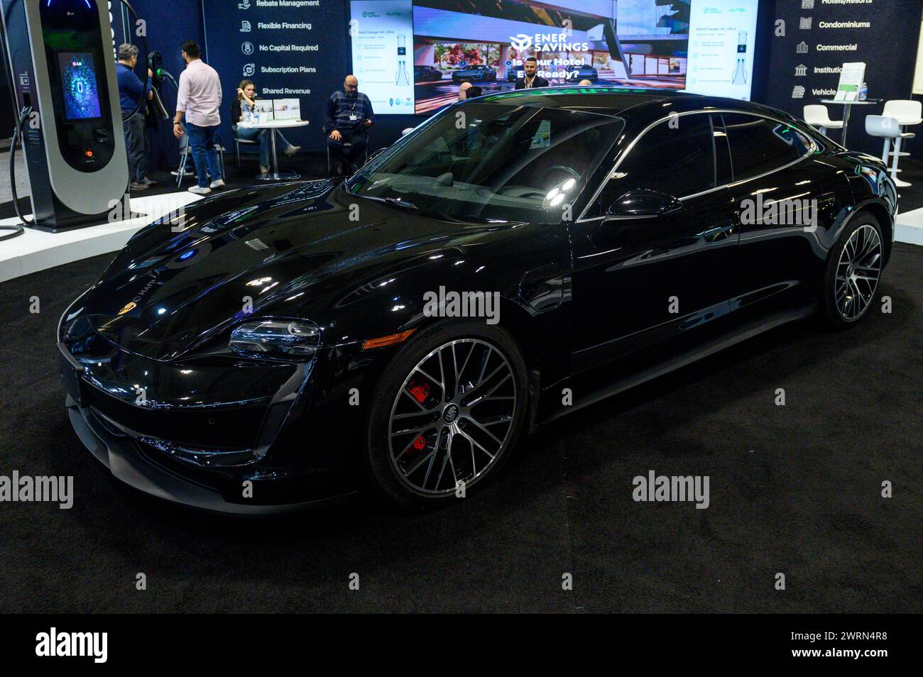Toronto, ON, Canada - 16 février 2024 : Porsche est présenté au Metro Toronto Convention Centre Banque D'Images