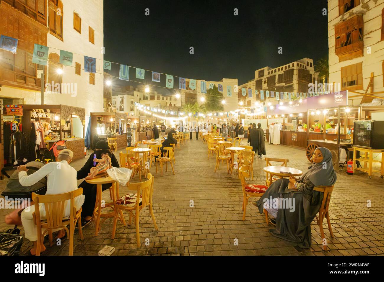 Scène urbaine historique avec cadre de café en plein air, Djeddah, Arabie Saoudite Banque D'Images