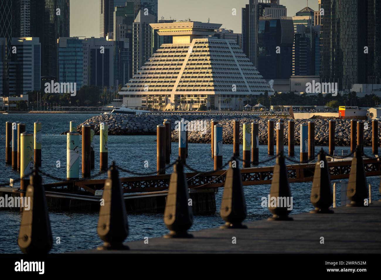 Sheraton Grand Doha Resort depuis Corniche Mina Port Waterfront Banque D'Images
