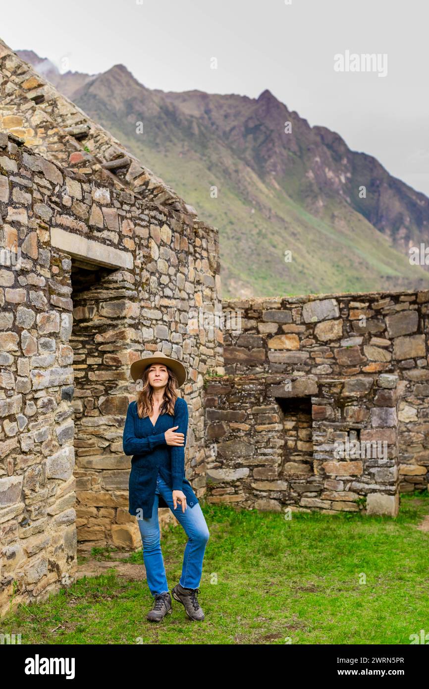 Femme à Choquequirao, Pérou, Amérique du Sud Copyright : LauraxGrier 1218-1783 Banque D'Images