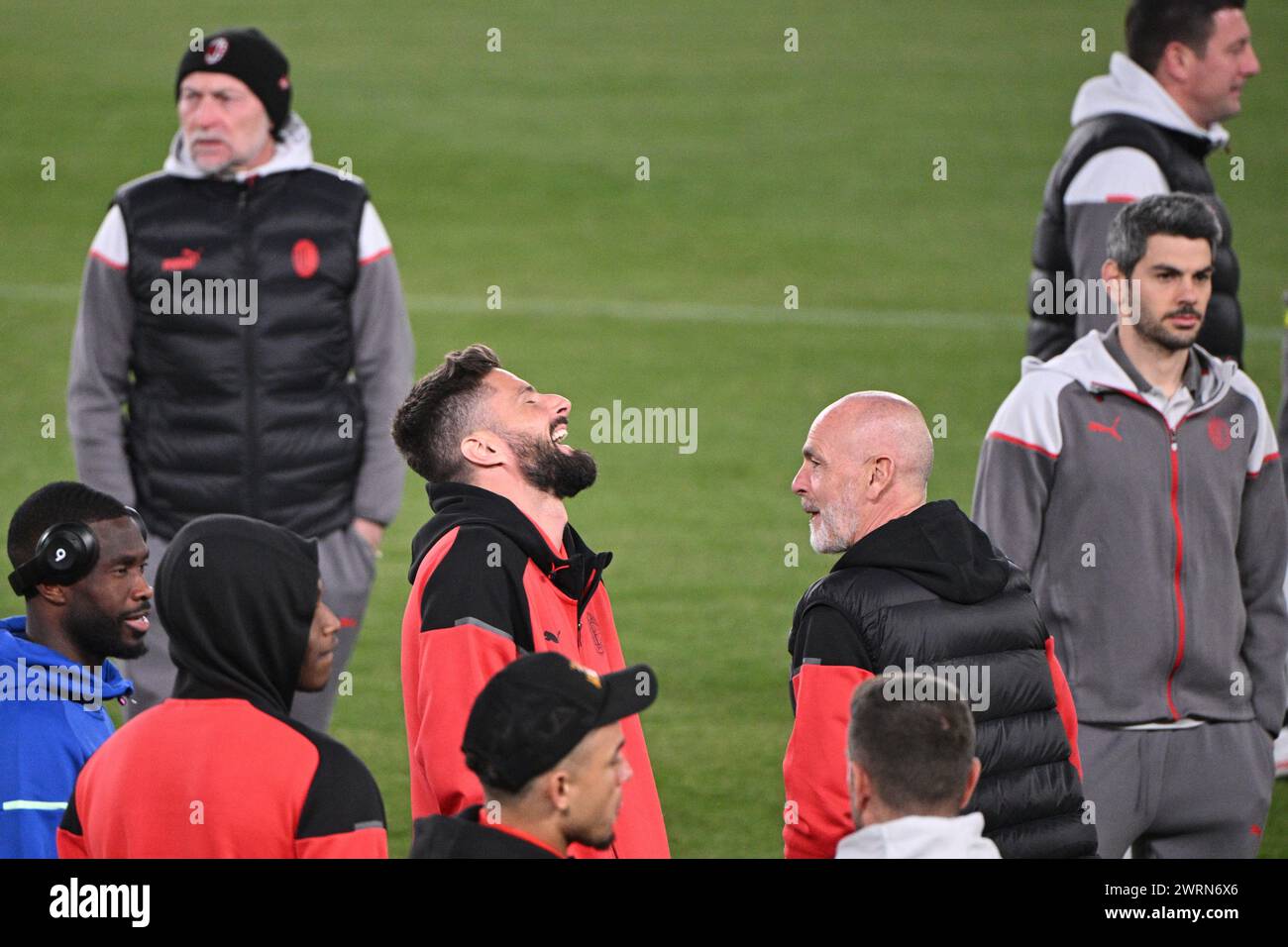 Prague, République tchèque. 13 mars 2024. Oliver Giroud de l'AC Milan, à gauche, et l'entraîneur Stefano Pioli lors de la séance d'entraînement précédant le match retour de l'UEFA Europa League SK Slavia Praha vs AC Milan à Prague, République tchèque, le 13 mars 2024. Crédit : Michal Kamaryt/CTK photo/Alamy Live News Banque D'Images