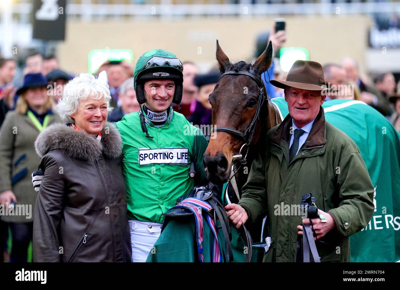 L’entraîneur Willie Mullins, son épouse Jackie Mullins et le jockey Patrick Mullins posent pour une photo avec Jasmin de Vaux alors qu’ils célèbrent la victoire du pare-chocs champion Weatherbys lors de la deuxième journée du Festival de Cheltenham 2024 à l’hippodrome de Cheltenham. Willie Mullins a atteint la marque magique de 100 vainqueur au Festival de Cheltenham alors que Jasmin de Vaux, monté par Patrick Mullins, lui a offert une 13e victoire dans le Weatherbys Champion Bumper. Date de la photo : mercredi 13 mars 2024. Banque D'Images