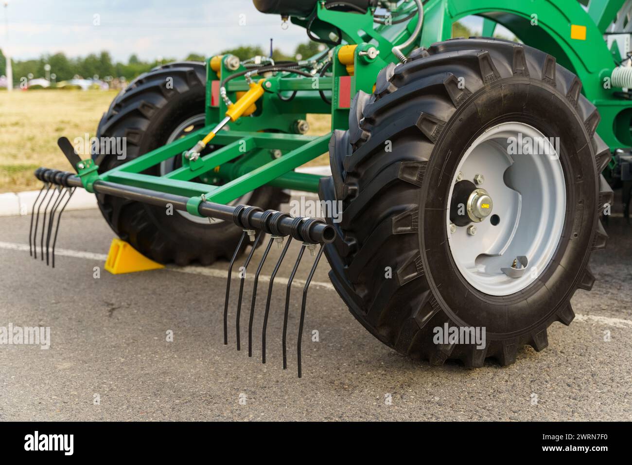Machine agricole verte - semoir universel automatique, debout dans le parking. Conçu pour semer des graines de céréales, légumineuses, crucifères grasse Banque D'Images
