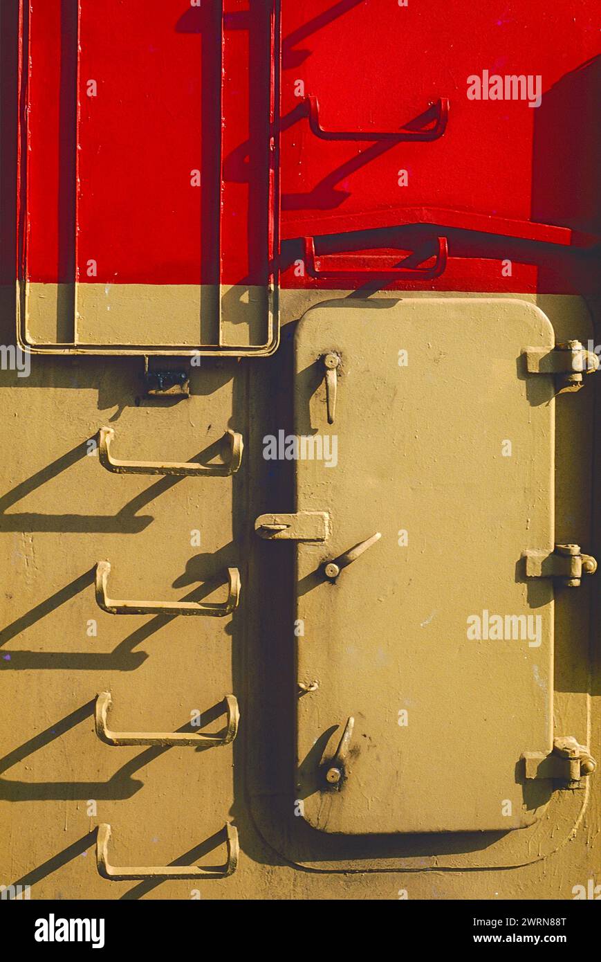 Porte métallique sur le pont d'un navire Banque D'Images