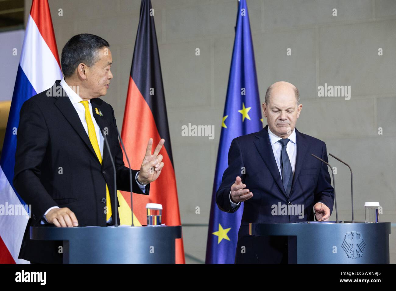 Berlin, Allemagne. 13 mars 2024. OLAF Scholz (SPD, R), chancelier fédéral, et le premier ministre thaïlandais, Srettha Thavisin, prennent la parole lors d'une conférence de presse à la Chancellerie fédérale. Le Chancelier fédéral reçoit le premier Ministre du Royaume de Thaïlande. Crédit : Hannes P. Albert/dpa/Alamy Live News Banque D'Images