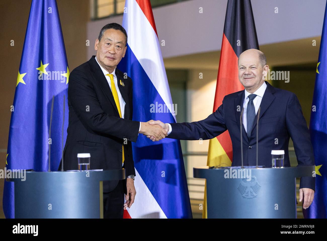 Berlin, Allemagne. 13 mars 2024. OLAF Scholz (SPD, R), chancelier fédéral, et le premier ministre thaïlandais, Srettha Thavisin, se serrent la main lors d'une conférence de presse à la Chancellerie fédérale. Le Chancelier fédéral reçoit le premier Ministre du Royaume de Thaïlande. Crédit : Hannes P. Albert/dpa/Alamy Live News Banque D'Images