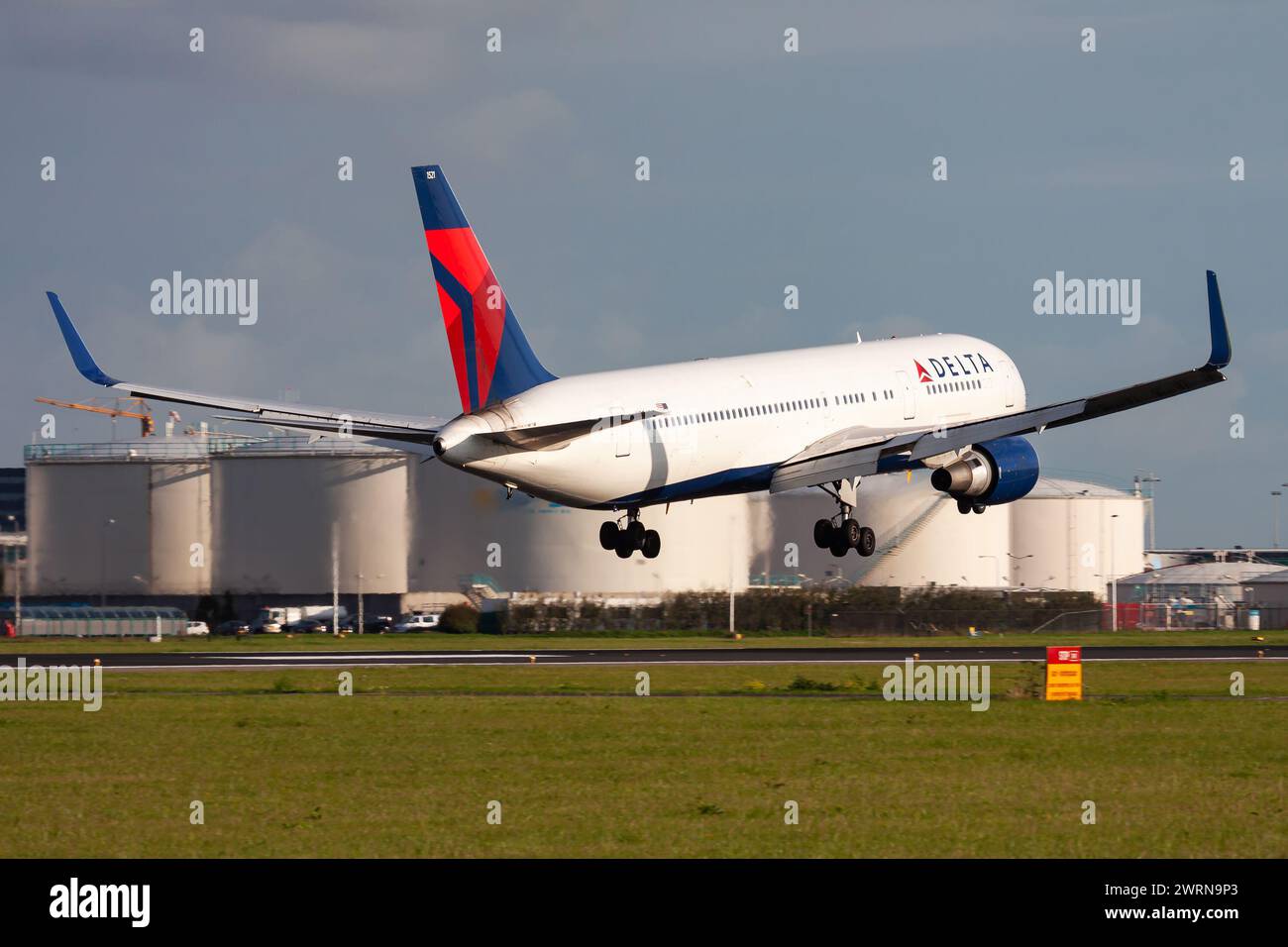 Amsterdam, pays-Bas - 15 août 2014 : avion de passagers Delta Airlines à l'aéroport. Planifiez un vol. Aviation et aéronefs. Transport aérien. GLO Banque D'Images