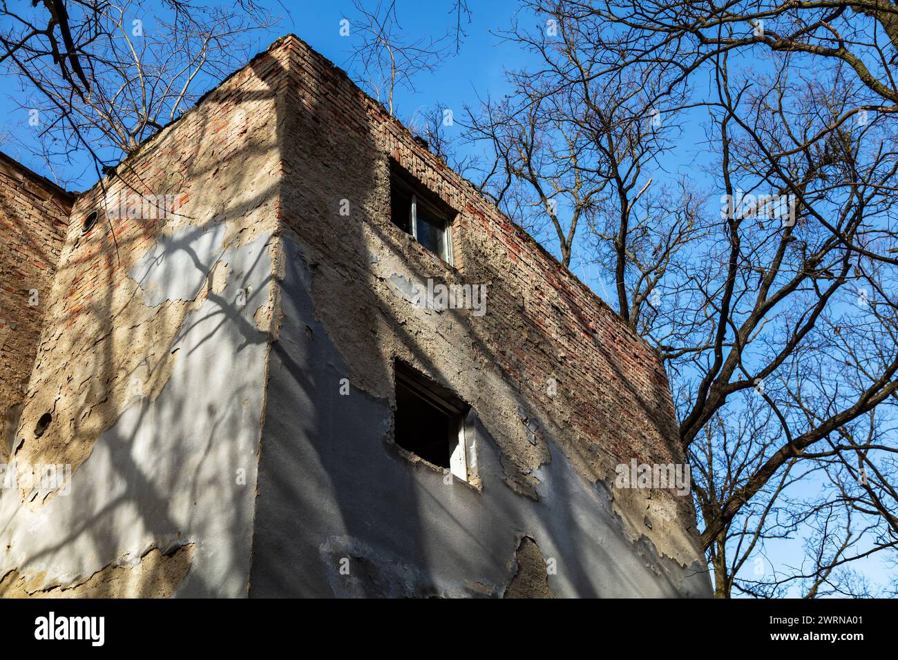 Tab, Hongrie - 24 février 2021 : Hongrois vieilli lieu perdu dans la forêt. Ex-soviétique, casernes de bases militaires abandonnées et bâtiments associés. Banque D'Images