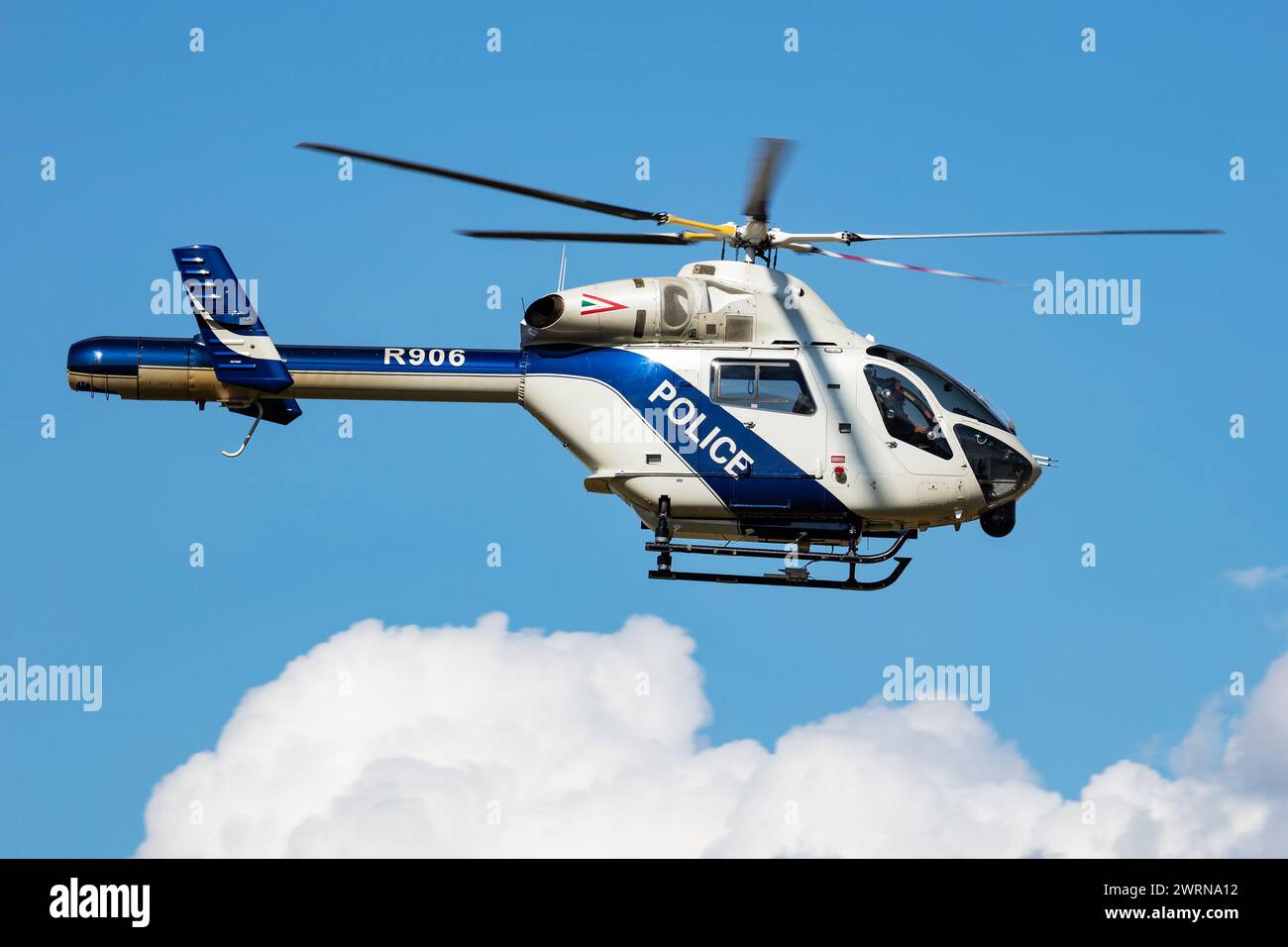 Siofok, Hongrie - 3 août 2021 : hélicoptère de la police gouvernementale à l'aéroport et à l'aérodrome. Giravion. Industrie aéronautique générale. Transpor utilitaire de police Banque D'Images