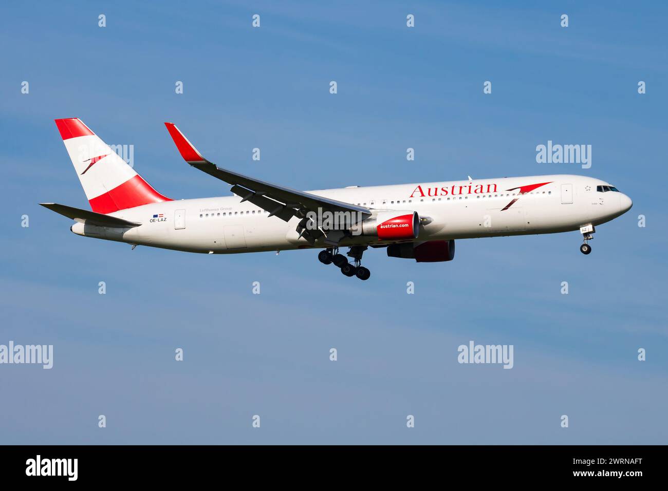 Vienne, Autriche - 20 mai 2018 : arrivée et atterrissage d'un Boeing 767-300 OE-LAZ d'Austrian Airlines à l'aéroport de Vienne Banque D'Images