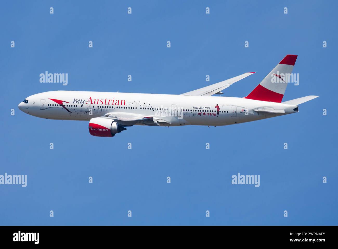 Vienne, Autriche - 20 mai 2018 : autocollant spécial d'Austrian Airlines Boeing 777-200 OE-LPD départ et décollage de l'avion de passagers à l'aéroport de Vienne Banque D'Images