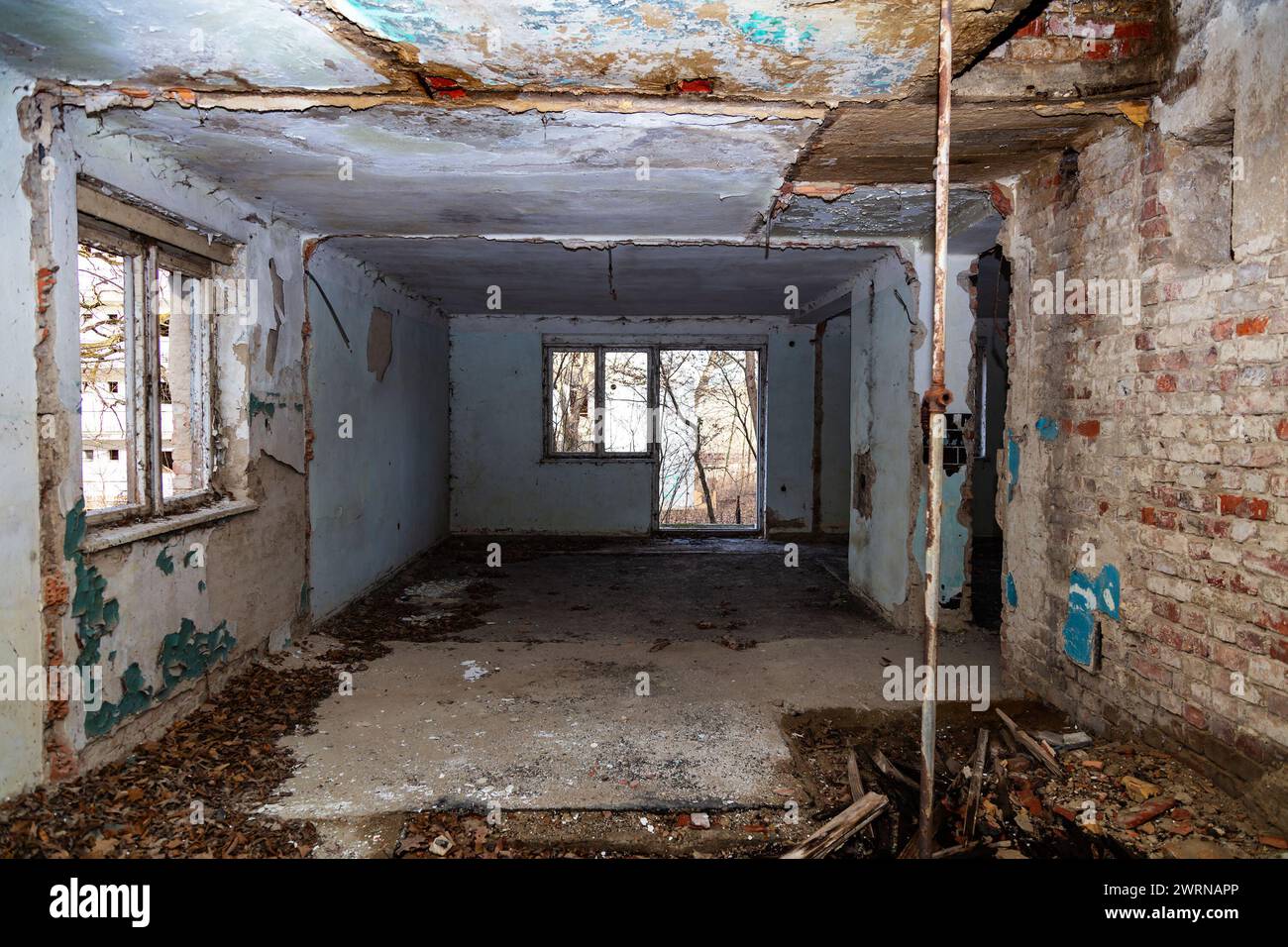 Tab, Hongrie - 24 février 2021 : Hongrois vieilli lieu perdu dans la forêt. Ex-soviétique, casernes de bases militaires abandonnées et bâtiments associés. Banque D'Images