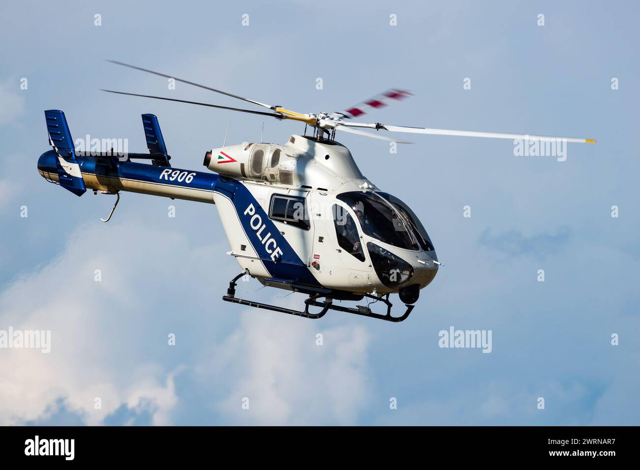 Siofok, Hongrie - 3 août 2021 : hélicoptère de la police gouvernementale à l'aéroport et à l'aérodrome. Giravion. Industrie aéronautique générale. Transpor utilitaire de police Banque D'Images