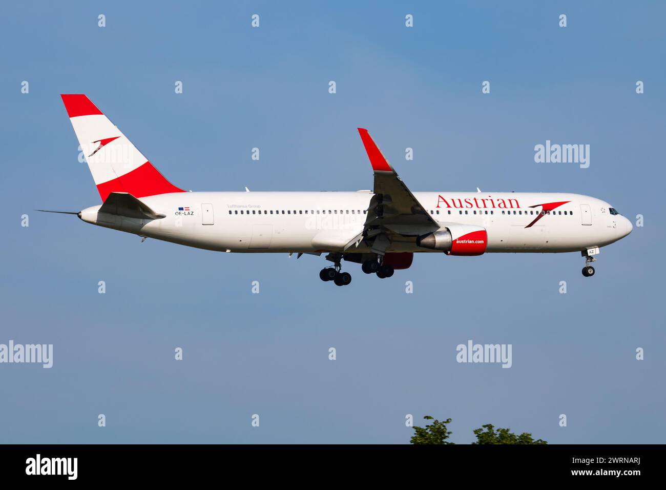 Vienne, Autriche - 20 mai 2018 : arrivée et atterrissage d'un Boeing 767-300 OE-LAZ d'Austrian Airlines à l'aéroport de Vienne Banque D'Images