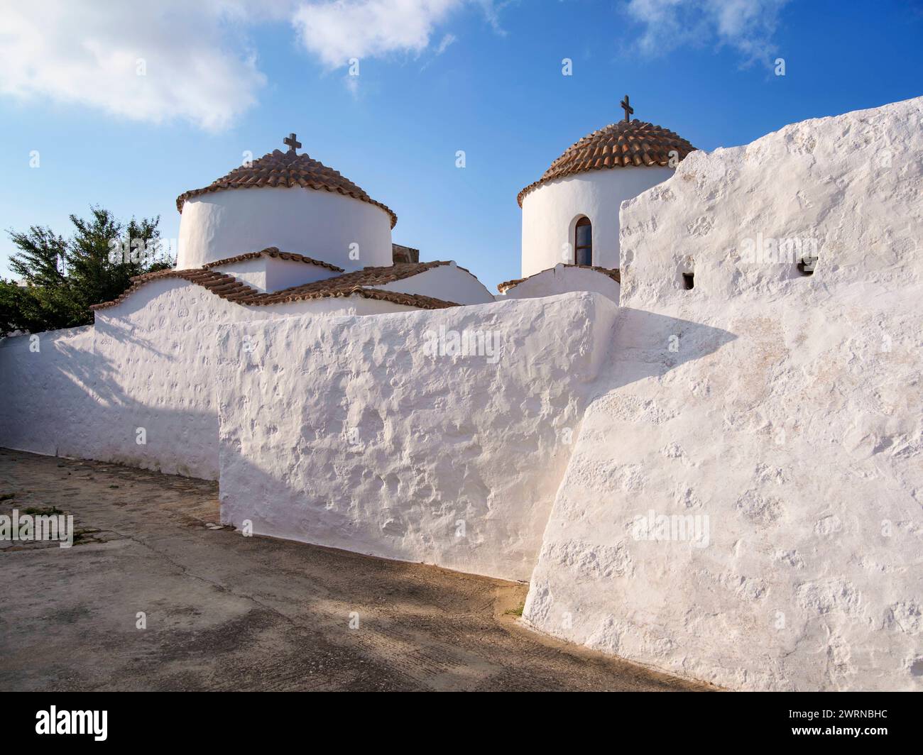 Eglises blanchies à la chaux de Patmos Chora, Île de Patmos, Dodécanèse, Îles grecques, Grèce, Europe Copyright : KarolxKozlowski 1245-3167 Banque D'Images
