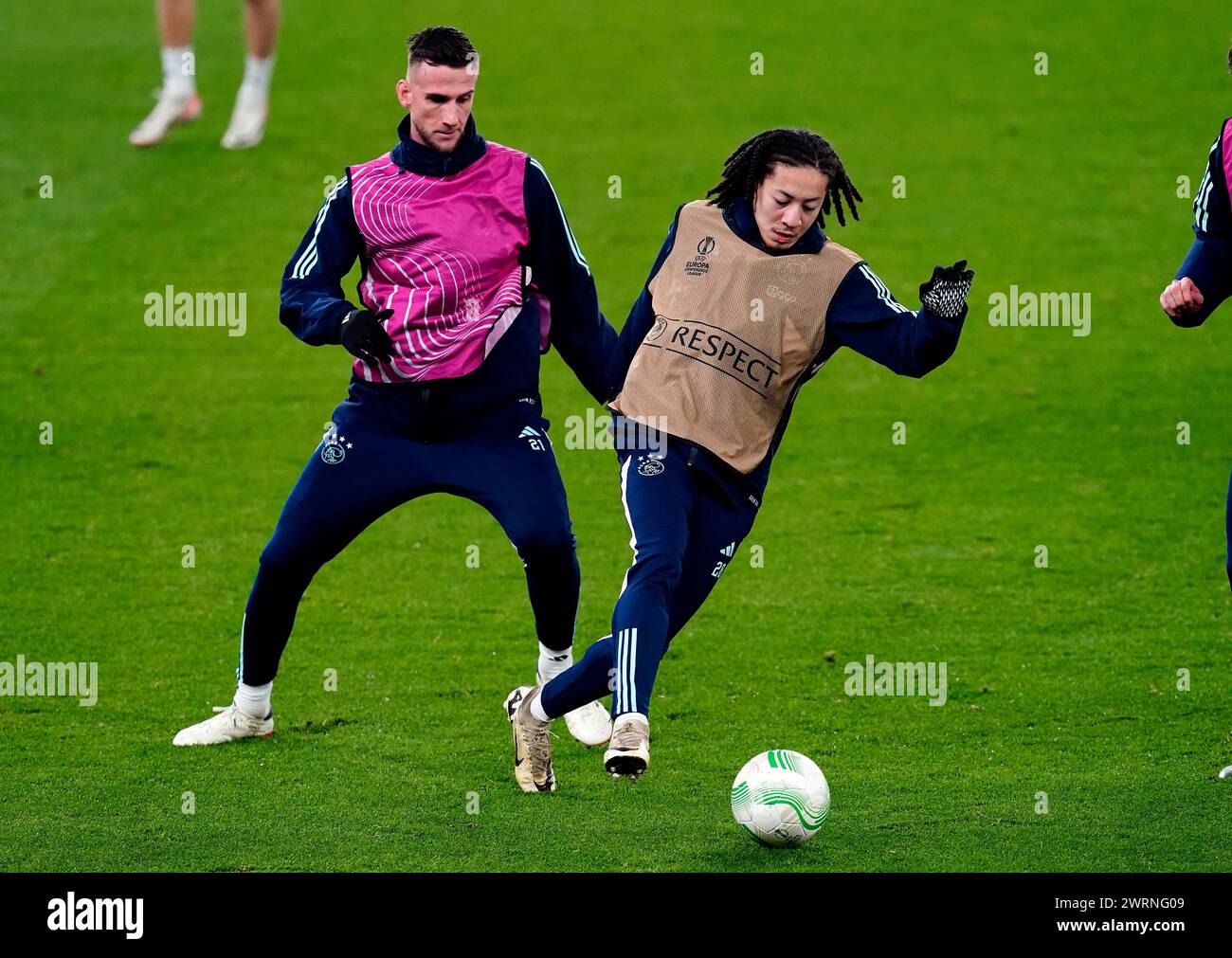 Kian Fitz-Jim de l'Ajax et Branco van den Boomen (à gauche) lors d'une séance d'entraînement à Villa Park, Birmingham. Date de la photo : mercredi 13 mars 2024. Banque D'Images